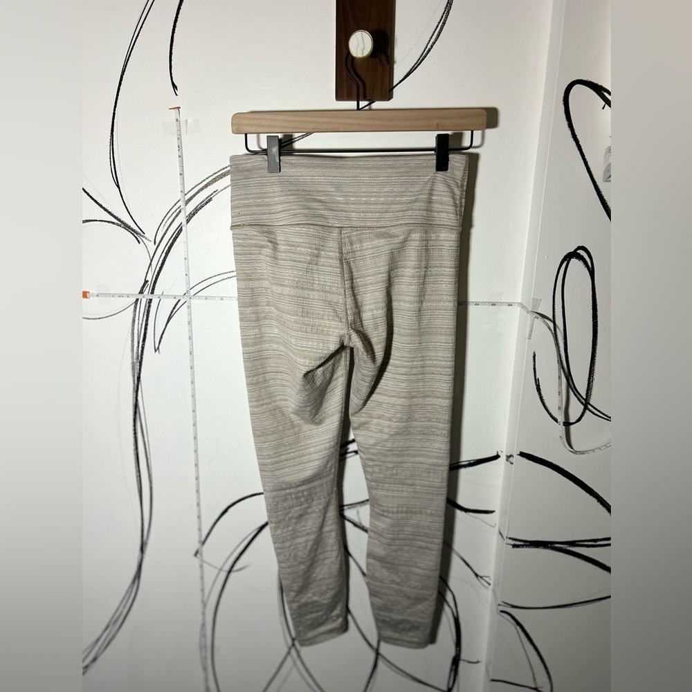 Athleta Cream Textured Women’s Capri Leggings, Size Small, Inner Pocket - Picture 9 of 11